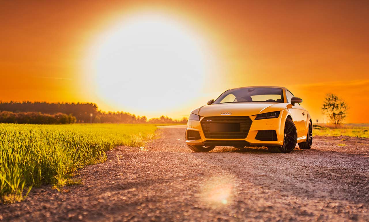 piękny pomarańczowy samochód sportowy w zachód słońca