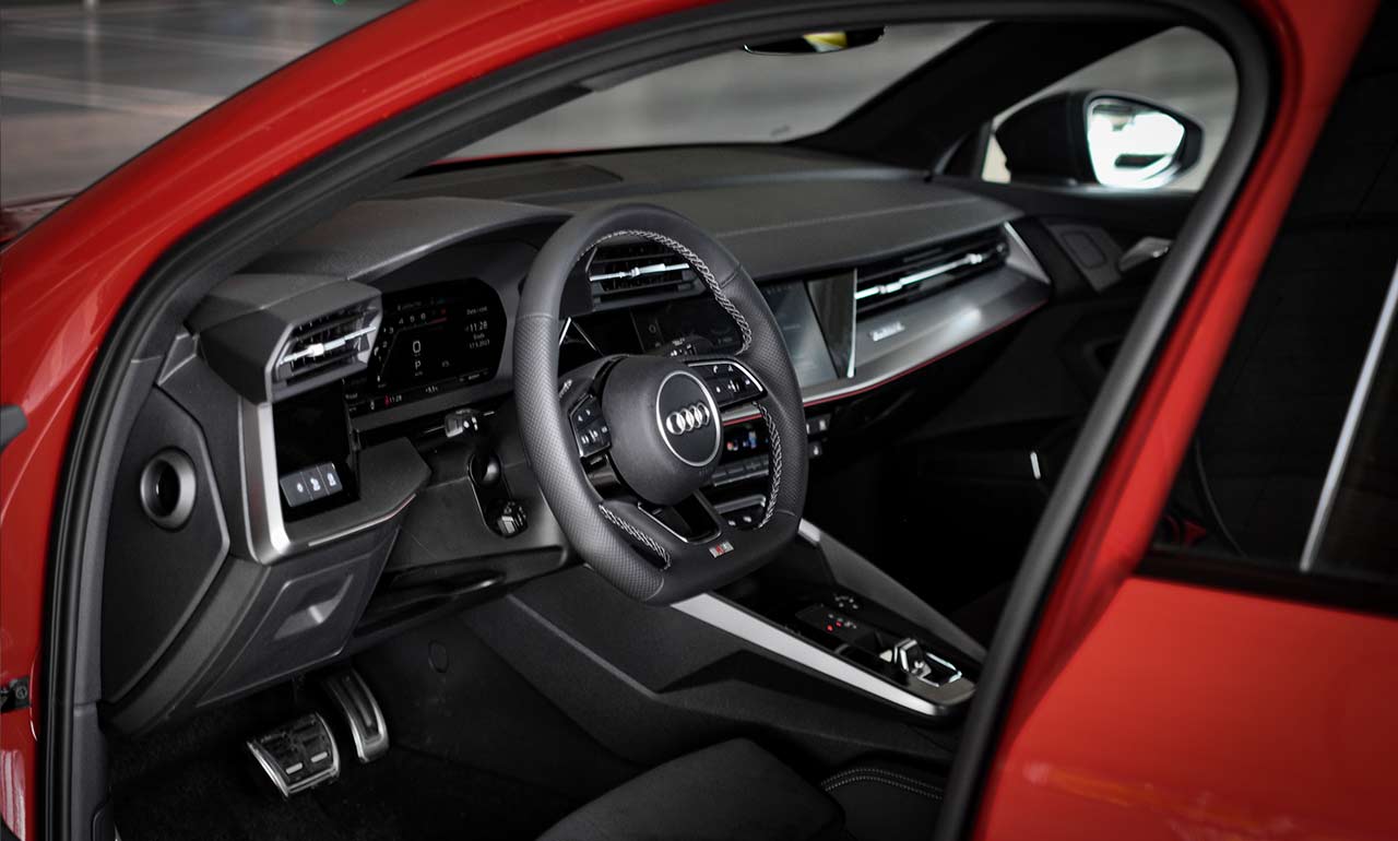 Wnętrze samochodu Audi Quattro S3, osobowe auto na wynajem Dedicars.