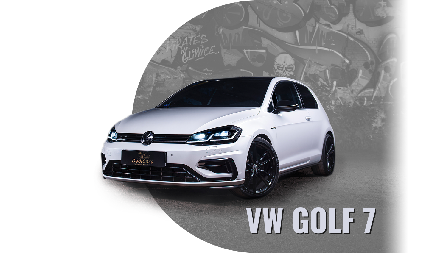 Biały Volkswagen Golf 7,5R na szarym tle