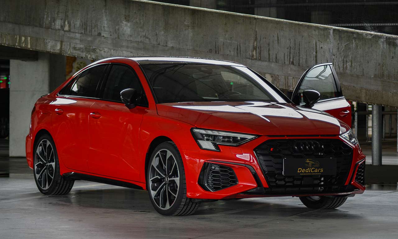 osobowy czerwony samochód audi s3 quattro z otwartymi drzwiami na parkingu podziemnym