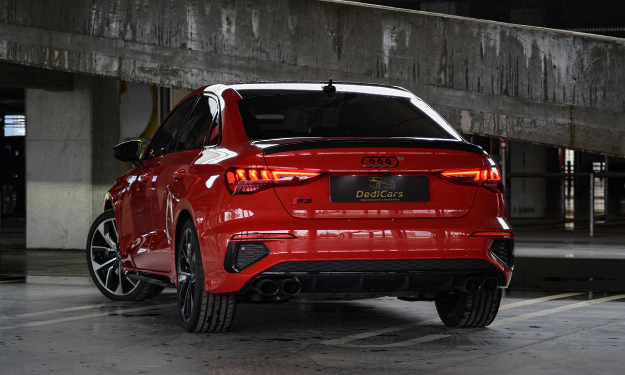 Tył Czerwonego Audi Quattro S3 na parkingu podzimnym, wypożyczalnia samochodów Dedicars