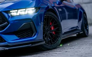 Zbliżenie na reflektor, felgę i zacisk Forda Mustanga GT