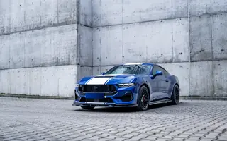 Ford Mustang GT z przodu na tle betonowej ściany