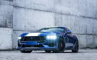 Ford Mustang GT widziany z przodu i z bliska