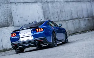 Ford Mustang GT widziany z tyłu i z profilu