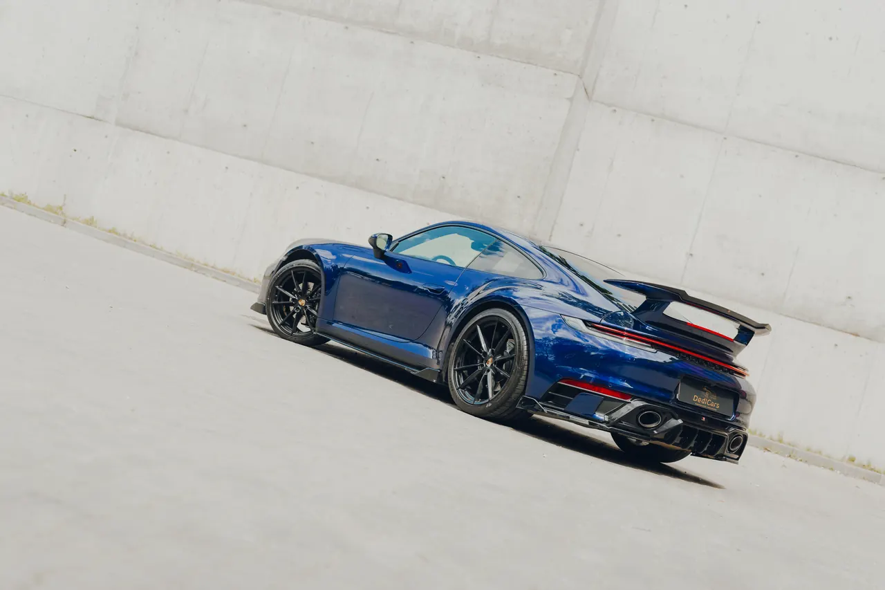 Niebieskie Porsche 911 z floty Dedicars