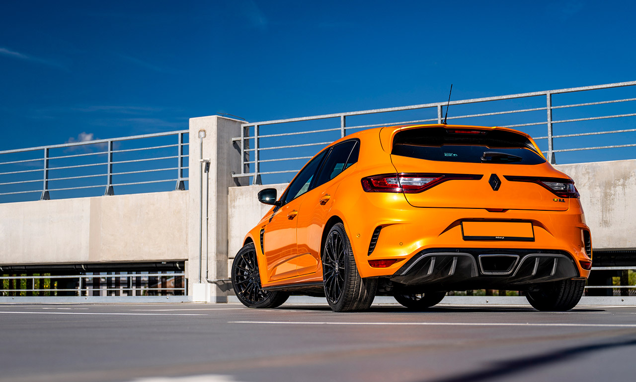 Sportowy Renault Megane RS na dachu parkingu