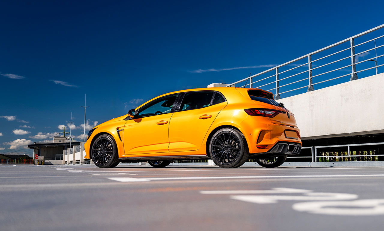 Sportowy pomarańczowy Renault Megane RS od tyłu
