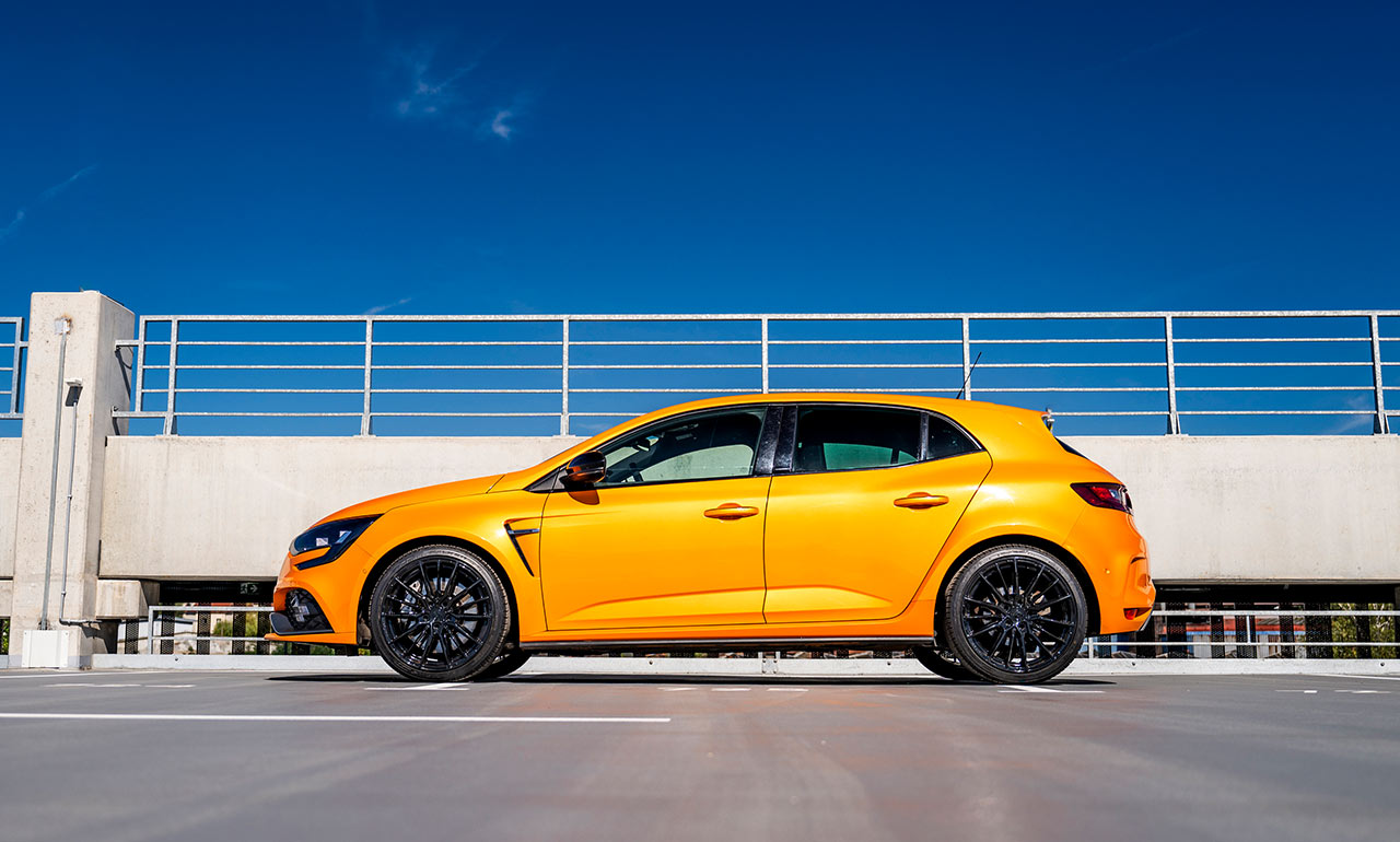Renault Megane RS na wynajem w Dedicars z profilu