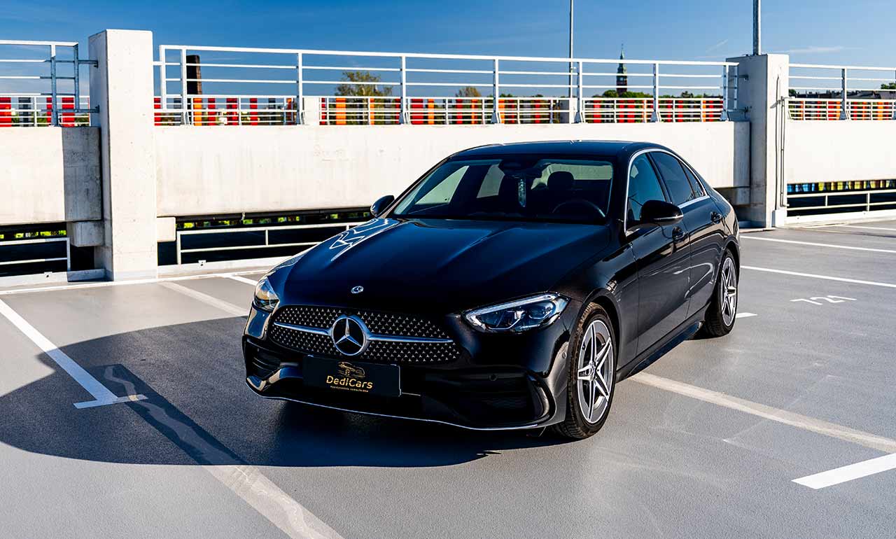 Czarny samochód osobowy Mercedes C-klasa 200D na wynajem Dedicars