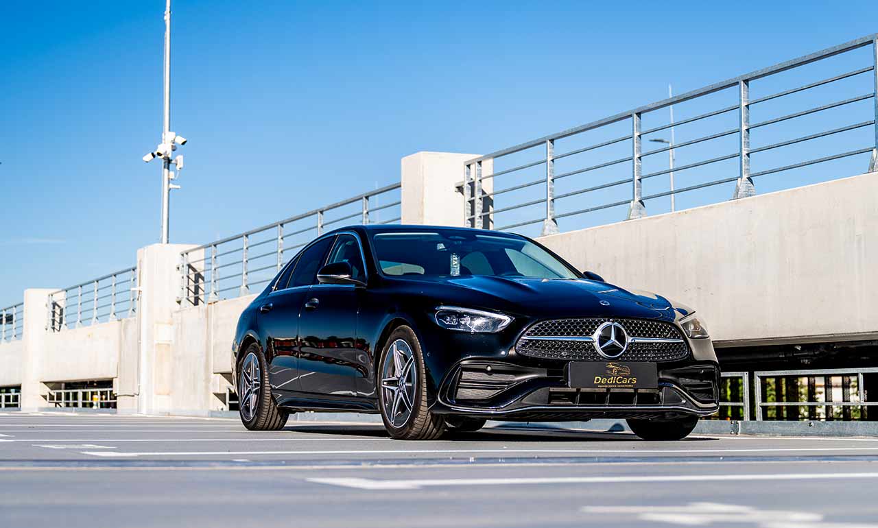 Czarny luksusowy pięcioosobowy Mercedes C-klasa 200D na wynajem w dedicars