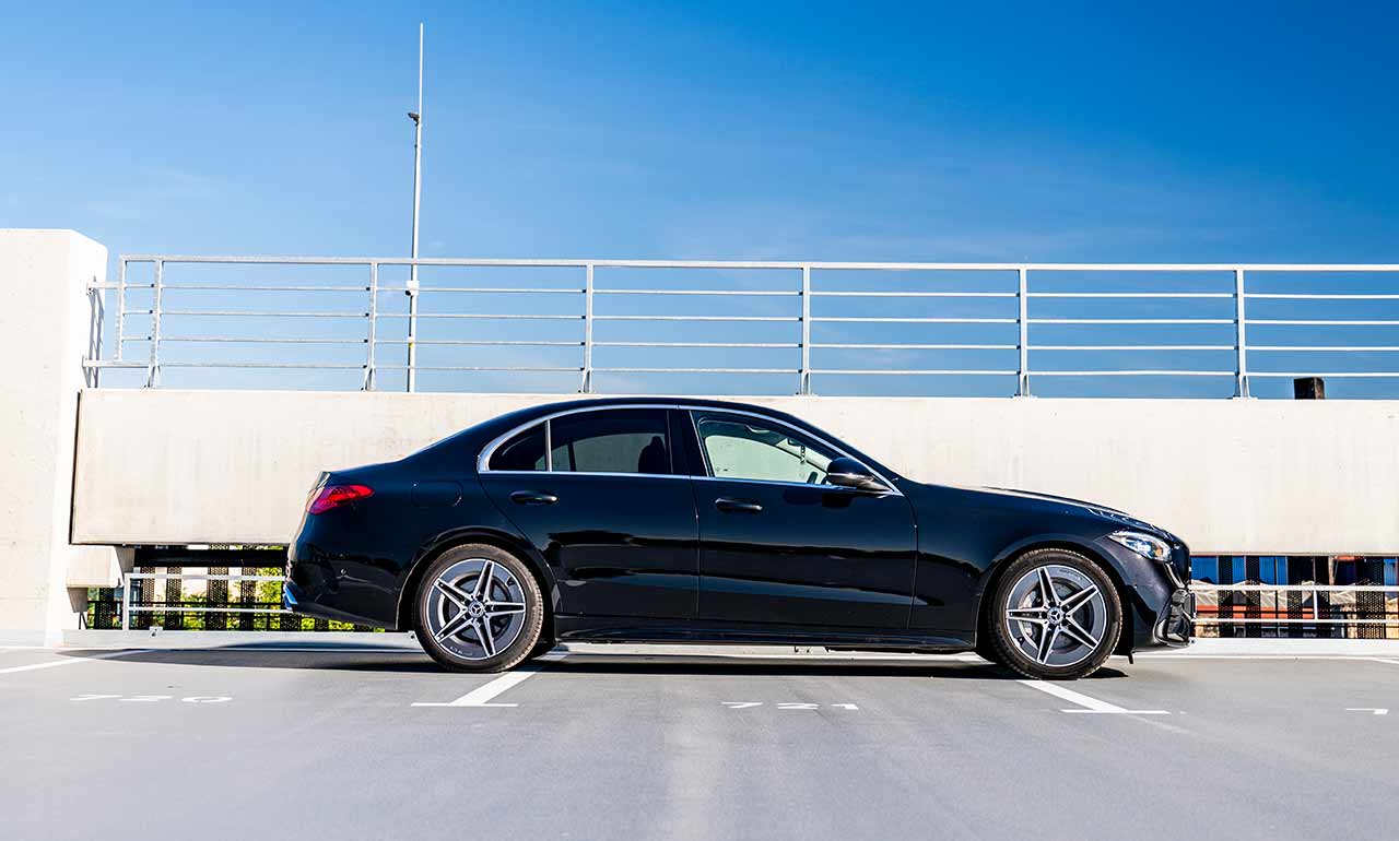 Mercedes C-klasa 200D z profilu na parkingu na dachu