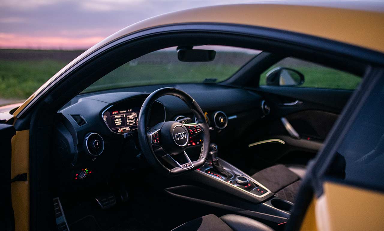 wnętrze audi tts na wynajem, pomarańczowy samochód sportowy