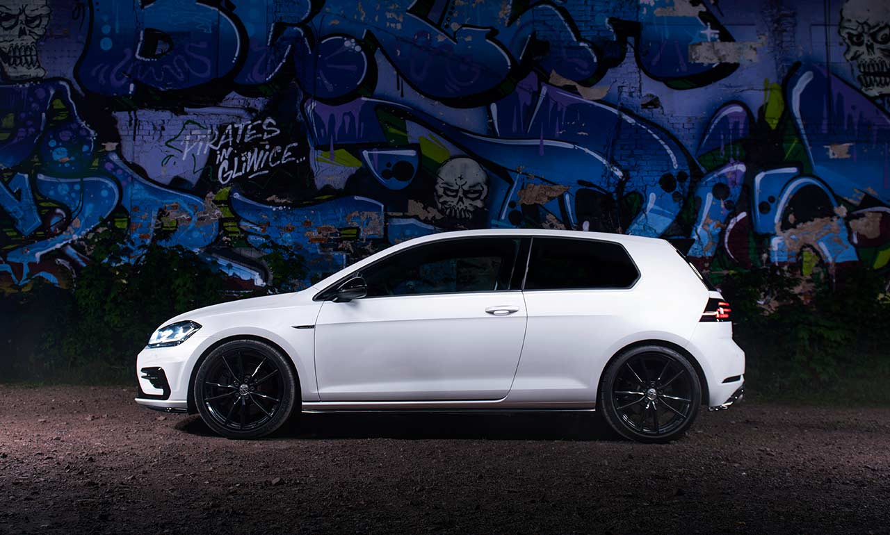 Biały Volkswagen Golf 7,5R z profilu na tle graffity