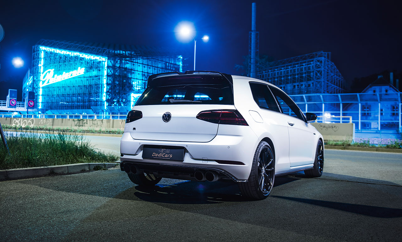 Biały Volkswagen Golf 7,5R od tyłu w nocnej scenerii wypożyczalnia Dedicars
