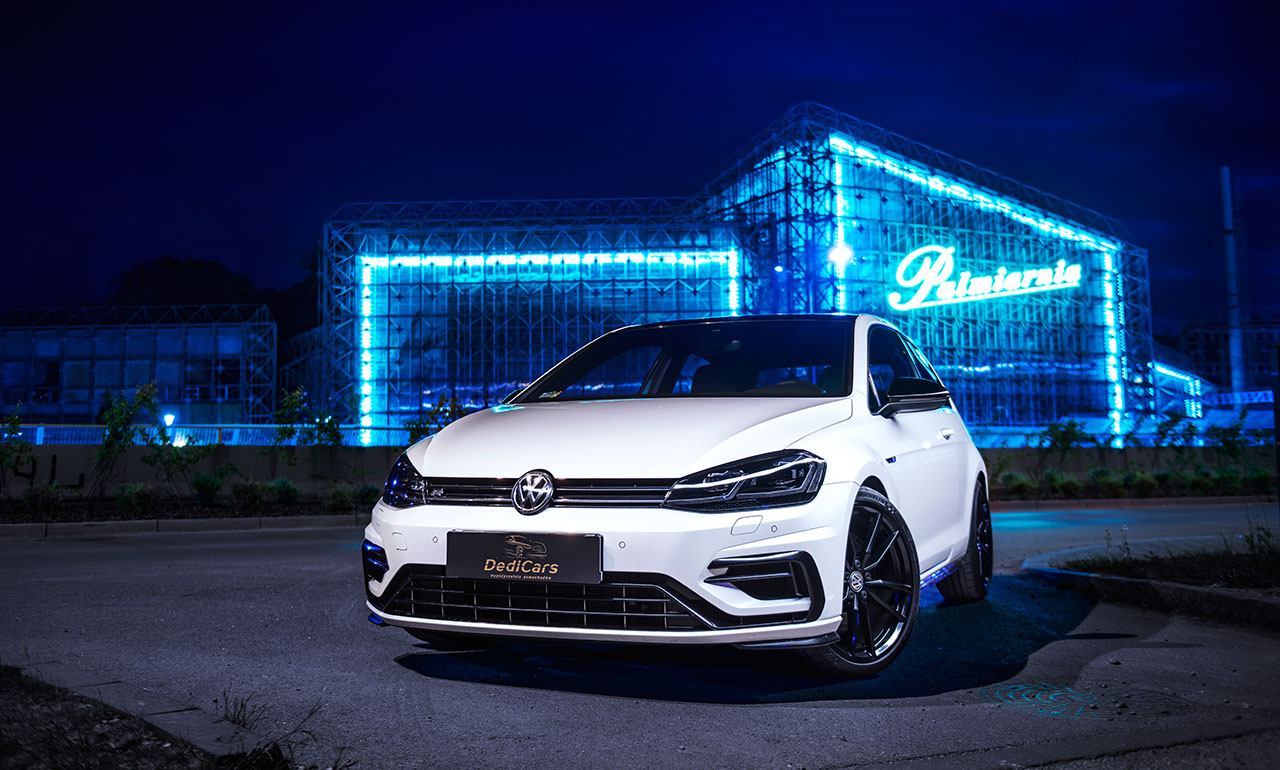 Volkswagen Golf 7,5R w kolorze białym na tle neonów nocą na wynajem w dedicars